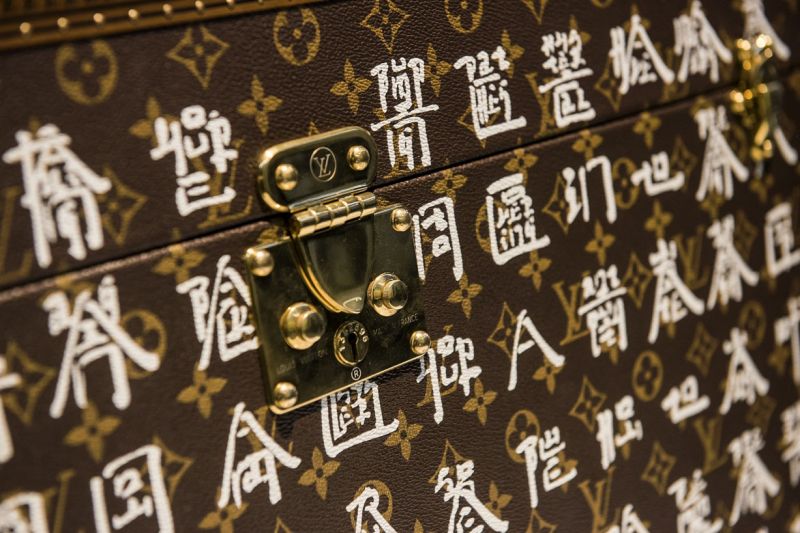 徐冰 × 路易威登“英文方块字书法”文房四宝特别订制硬箱 - Marie Claire 美丽佳人风格时尚网