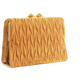 皺褶手拿包,MiuMiu,NT$60,500。