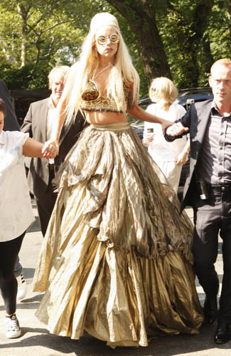 「女神卡卡」(Lady Gaga)的服裝造型一直是時尚界話題