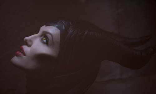 迪士尼於日前發布電影《Maleficent》的首張造型劇照,將由好萊塢知名女星安潔莉娜裘莉(Angelina Jolie)壞女巫—Maleficent。