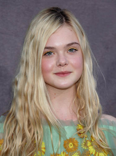 年輕女星艾兒芬妮(Elle Fanning)則將飾演睡美人Aurora公主。