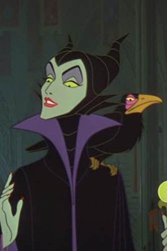 在家喻戶曉的迪士尼動畫《睡美人》裡的Maleficent。頭上有角、眼露邪惡黃光,以及冰冷削瘦的顴骨是她的著名特色。