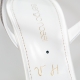 Sergio Rossi Bridal Collection系列也結合婚禮中重要的傳統 , 在每一雙鞋款裡的內墊嵌入一顆小小的藍色水鑽, 為新娘帶來藍色的飾物。