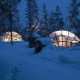 位於北極圈內的芬蘭玻璃冰屋村全名叫Kakslauttanen,在一片茫茫雪原中,有著20個玻璃穹頂屋,一個玻璃圓錐頂小屋,以及60張床位的冰雪屋