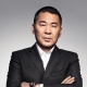 陳建斌戴上Piaget Emperador Coussin 超薄萬年曆腕錶示人,突顯專業電影人具備的穩重與幹練