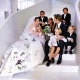 【安潔莉娜裘莉Angelina Jolie&布萊德彼特Brad Pitt】安潔莉娜裘莉的婚紗來自Atelier Versace 一貫特立獨行的裘莉,居然將她與皮Brad Pitt所撫養的孩子們的畫作繡在了婚紗背面和頭紗上!