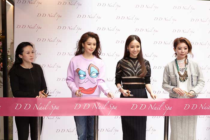 徐若瑄 和 侯佩岑 出席 D D Nail Spa 新開幕剪綵
