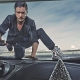 Kit Harington 穿著金屬色系 - 銀色高筒球鞋 BELGRAVIA,展現鋼鐵般堅硬的冷調風格