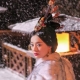 劇中皮草的華麗質感非常撐得起場面,娘娘身披裘皮、雪中的那一回眸,富貴中帶著一絲迷人。但據孫儷幕後表示,劇中所用的皮草部分都是人造的,並非真皮草。