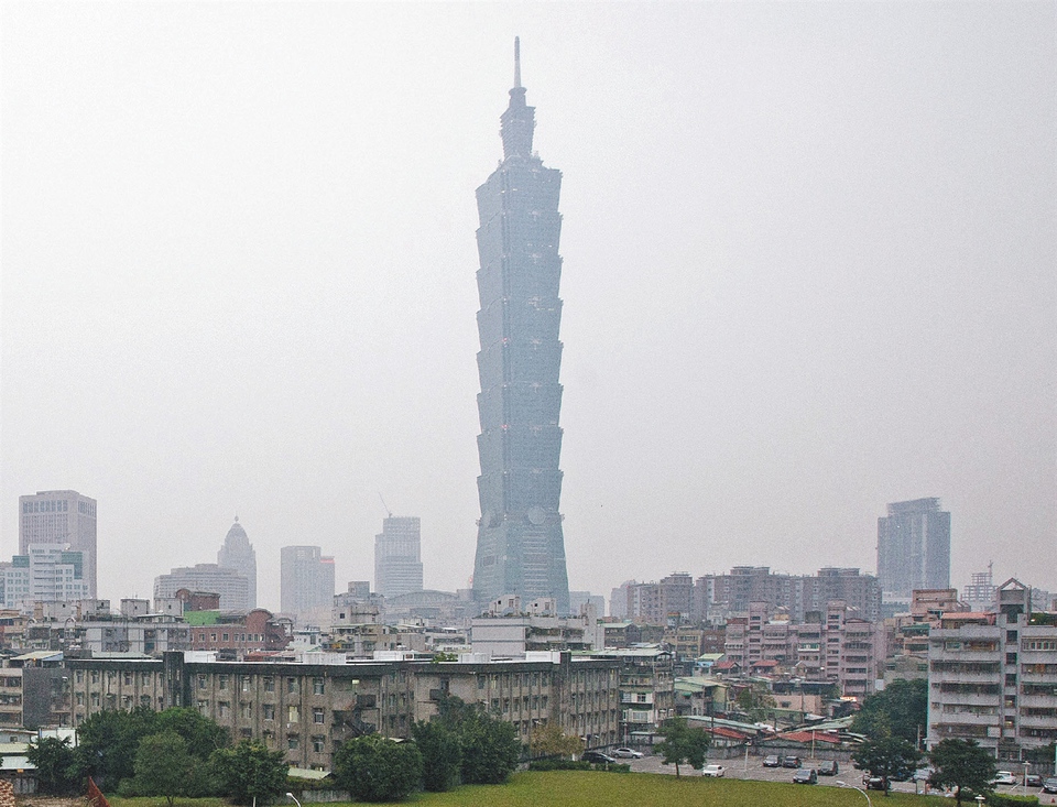 其實空污除了對於呼吸道、肺部造成影響以外,也會造成對皮膚的影響:1、加速肌膚老化2、使得黑色素及深層斑點增加3、降低維生素 E含量4、皮膚出現敏感反應,如紅疹、濕疹