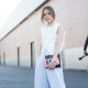 街拍中經常出現的 Kristina Bazan,難得見她以中性穿著入鏡,這套服裝則完全展現了小個子駕馭寬大下身輪廓的穿搭功力。