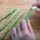 step1. 掐住蘆筍底部約1/3 處,輕輕折斷較老的纖維根部。
