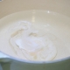 step5. 另取一碗打蛋,再輕輕地沿著水面倒進漩渦中,維持即將沸騰但尚未滾沸的狀態(沒有泡泡),計時3 分鐘。
