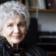 我非常喜歡加拿大女作家 Alice Munro,如果看了 Munro 的小說,就知道那是了不起的人類靈魂跟心靈。