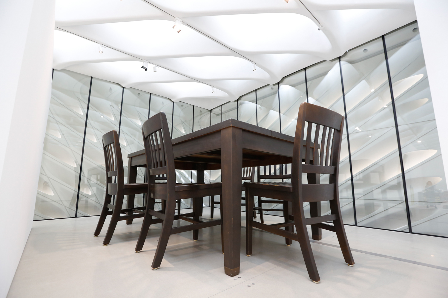 藝術品Under the Table