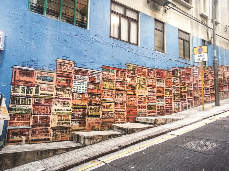 到香港嘉咸街壁畫拍照打卡,領略如何當一天正港潮人。