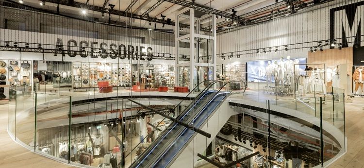 Bershka米蘭旗艦店 室內購物空間