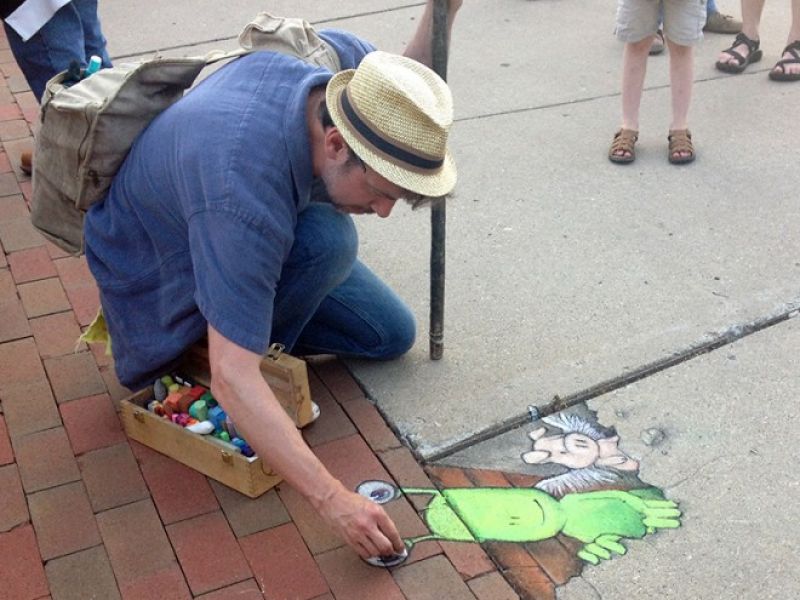 David Zinn 知道自己的創作隨時可能消逝無蹤,但這反而能讓他毫無保留地盡情創作