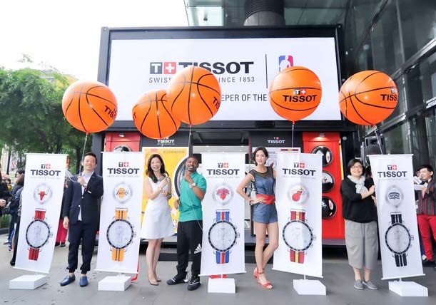 嘉賓拉開緞帶,印有NBA特別版腕錶的旗幟展開接著印有TISSOT Logo的籃球形狀大氣球升向高空。