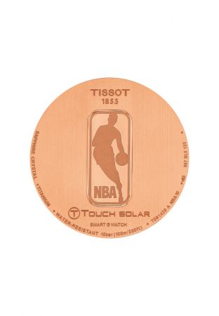 天梭觸控感應太陽能NBA 特別版腕錶搭載的NBA Logo 的錶後蓋。