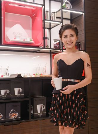 硬派酷女聲–艾怡良擔任Nespresso一日店長,為大家導覽Nespresso精心打造的精美區域。