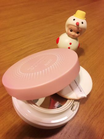 這顆「BeautyMaker零油光晶漾持妝氣墊粉餅」是我近日新歡,喜歡它採用「金屬觸控板」的設計,每按壓一次才會出粉底,能確保使用時粉體的新鮮度(才不會一直覺得髒髒的);另外它的用去也和多數氣墊粉餅的拍打上妝法不一樣,先利用「推」的方式,在臉上均勻地推開,瞬間你會感覺到粉體轉化為細緻的粉末,非常適合我這種粉撲上粉底液多年,一直無法習慣氣墊「輕拍上妝」的手殘者。最後,再誇一下,這塊粉餅最棒的地方在它的粉體是多孔結構,能緊緊吸附肌膚冒出的油脂,我最喜歡直接用來補妝,讓午後黯沈出油的臉色立馬恢復粉嫩膚觸。推薦者:Marie Claire資深美容健康編輯 小米