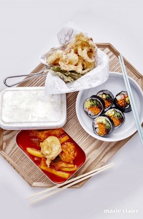 將首爾有名的路邊小吃綜合成一盤的「飯糕炸」