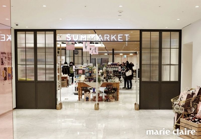 地下一樓是SUM Market,規劃成便利商店的概念,販售各種SM旗下藝人的聯名食物以及生活商品