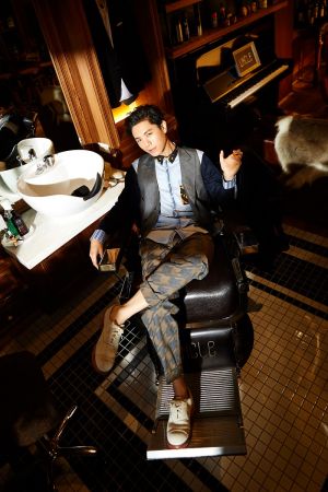 拚色塗鴉襯衫、花紋西裝褲、解構設計外套,all by One fifteen;西裝背心,Dunhill。