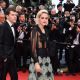 Kristen Stewart到了紅毯典禮,Kristen則換上CHANEL 2016/17 Cruise渡假系列的黑色絲質刺繡禮服,若隱若顯的透膚設計搭配紅唇,有點暗黑的使壞風相當適合叛逆酷勁形象的Kristen Stewart