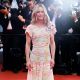 Vanessa Paradis 不同於Kristen的酷酷風,Vanessa Paradis選擇香奈兒2016/17 Cruise渡假系列的彩色印染鏤空蕾絲刺繡洋裝,穿出香奈兒的甜美氣勢