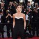 Victoria Beckham不同於其他女星的長禮服,貝嫂選擇褲裝作為紅毯造型,來自同名品牌2016秋冬秀上的黑白連身褲搭配蕭邦鑽飾,有種女特務的帥氣感
