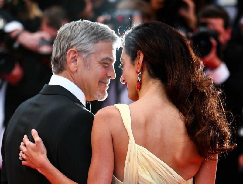 George Clooney和太太Amal Clooney兩人在紅毯上不時地相視而笑,相當甜蜜