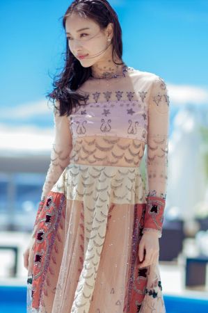倪妮粉膚色的蕾絲刺繡拼接禮服來自Valentino 2016秋冬,是一套有點波希米亞又帶有仙氣的造型