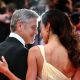 George Clooney和太太Amal Clooney兩人在紅毯上不時地相視而笑,相當甜蜜