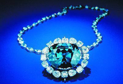 「The Hope Diamond 希望之鑽」45.52克拉的藍鑽,出產於17世紀的印度,原石112克拉。最早供奉在印度神像上,傳聞後來被一位法國冒險家偷走且運至法國。幾年後獻給國王路易十四,再由路易十六繼承,並將其切磨成67.5克拉,贈與瑪麗王后,不久後兩人因大革命被送上斷頭台。1824年,由美國著名銀行家Henry Hope買下,並以自己的姓氏來命名。經多次易手,最後由Harry Winston在1949年購得,1958年捐給美國史密森尼學會(Smithsonian Institution)國家自然歷史博物館(National Museum of Natural History)。