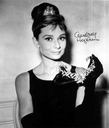 「The Tiffany Diamond」128.54克拉枕形明亮式切割黃鑽。電影《Breakfast at Tiffany’s第凡內早餐》(1961年),奧黛莉赫本在第五大道Tiffany & Co.精品店,吃甜甜圈喝咖啡,從櫥窗外望著裡頭的珠寶說著:「在那兒吃早餐不會不愉快!」劇情中出現的黃鑽緞帶項鍊,出自Tiffany設計師約翰史隆伯傑Jean Schlumberger之手,主石為紐約第五大道Tiffany總店的鎮店之寶。