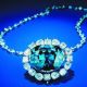 「The Hope Diamond 希望之鑽」45.52克拉的藍鑽,出產於17世紀的印度,原石112克拉。最早供奉在印度神像上,傳聞後來被一位法國冒險家偷走且運至法國。幾年後獻給國王路易十四,再由路易十六繼承,並將其切磨成67.5克拉,贈與瑪麗王后,不久後兩人因大革命被送上斷頭台。1824年,由美國著名銀行家Henry Hope買下,並以自己的姓氏來命名。經多次易手,最後由Harry Winston在1949年購得,1958年捐給美國史密森尼學會(Smithsonian Institution)國家自然歷史博物館(National Museum of Natural History)。