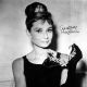 「The Tiffany Diamond」128.54克拉枕形明亮式切割黃鑽。電影《Breakfast at Tiffany’s第凡內早餐》(1961年),奧黛莉赫本在第五大道Tiffany & Co.精品店,吃甜甜圈喝咖啡,從櫥窗外望著裡頭的珠寶說著:「在那兒吃早餐不會不愉快!」劇情中出現的黃鑽緞帶項鍊,出自Tiffany設計師約翰史隆伯傑Jean Schlumberger之手,主石為紐約第五大道Tiffany總店的鎮店之寶。