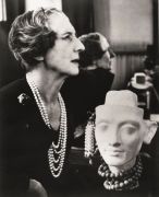 「La Panthère美洲豹女郎」是誰?1930年代,時任Cartier高級珠寶創意總監的貞杜桑Jeanne Toussaint,被巴黎社交圈暱稱為「La Panthère美洲豹小姐」。原因無它,正是因為她掌握了美洲豹的形體,運用珠寶設計和製作的技巧,讓每一件美洲豹作品有自己的獨特樣貌—時而嫵媚、兇猛或可愛。美洲豹也至此一直是Cartier珠寶的極致象徵。