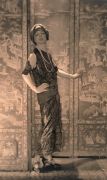 「La Panthère美洲豹女郎」是誰?1930年代,時任Cartier高級珠寶創意總監的貞杜桑Jeanne Toussaint,被巴黎社交圈暱稱為「La Panthère美洲豹小姐」。原因無它,正是因為她掌握了美洲豹的形體,運用珠寶設計和製作的技巧,讓每一件美洲豹作品有自己的獨特樣貌—時而嫵媚、兇猛或可愛。美洲豹也至此一直是Cartier珠寶的極致象徵。