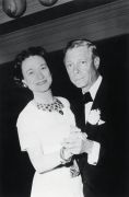 最著名的美洲豹古董作品絕對是1949年品牌為溫莎公爵夫婦製作的胸針。鉑金、白金,身體舖鑲鑽石及藍寶石,眼睛為黃鑽,美洲豹站在一顆152.35克拉的明亮天鵝絨藍喀什米爾藍寶石上。栩栩如生的美洲豹頭部可以左右轉動,在當時曾有一段軼聞:在宴會場合,如果溫莎公爵夫人想要離開時,只要將美洲豹的頭部往左轉,溫莎公爵即知道要帶他的夫人回家了。