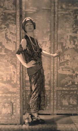「La Panthère美洲豹女郎」是誰?1930年代,時任Cartier高級珠寶創意總監的貞杜桑Jeanne Toussaint,被巴黎社交圈暱稱為「La Panthère美洲豹小姐」。原因無它,正是因為她掌握了美洲豹的形體,運用珠寶設計和製作的技巧,讓每一件美洲豹作品有自己的獨特樣貌—時而嫵媚、兇猛或可愛。美洲豹也至此一直是Cartier珠寶的極致象徵。