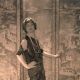 「La Panthère美洲豹女郎」是誰?1930年代,時任Cartier高級珠寶創意總監的貞杜桑Jeanne Toussaint,被巴黎社交圈暱稱為「La Panthère美洲豹小姐」。原因無它,正是因為她掌握了美洲豹的形體,運用珠寶設計和製作的技巧,讓每一件美洲豹作品有自己的獨特樣貌—時而嫵媚、兇猛或可愛。美洲豹也至此一直是Cartier珠寶的極致象徵。