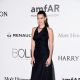 新生代超模 貝拉哈蒂德(Bella Hadid)穿著Dior深藍色絲質特別訂製禮服出席AMFAR慈善晚宴