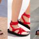 由左至右:Chloe / Isabel Marant / Thakoon浪漫羅馬鞋不知從哪一季開始,每年春夏總能見到羅馬鞋款出現在伸展檯上,線條感濃厚的款式,依照材質而呈現出帥氣或優雅的風格,是種風格多變的鞋款。