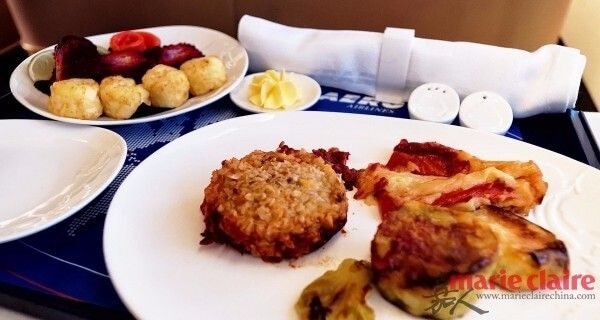 俄羅斯航空飛機餐- 主食包括牛肉餅、鴨肉派、三文魚塊或豬里肌肉等
