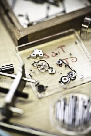 關鍵字:#機械上鍊機芯 (Mechanical-Winding)所有手錶無論廠牌,最終就是以指示時間為目的。機械機芯手錶由零件構成,要能指示時間,就得為零件補充動力,也就是上緊發條。怎麼上發條?早期的手錶是用人手上發條,也就是上手鍊(Hand Winding)。忘了上發條怎麼辦?於是製錶師發明了機械式的裝置:「自動盤」(Rotor,通常會置放在錶背,通常會是一片扇形的結構),每當手腕隨意晃動,自動盤因為離心力來回旋轉,間接幫手錶上鍊,這就是自動上鍊的由來。通常自動盤都放在機芯的背面,只有極少數錶款像是Dior的Grand Bal系列將自動盤導置,專程放在面盤正面,增加視覺樂趣。至於自動上鍊和手上鍊的最大差別在於自動上鍊帶來便利性,手上鍊則多了份親手為手錶注入能量的浪漫手感。