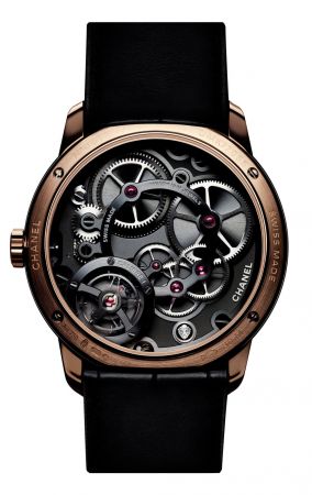 關鍵字:#機械上鍊機芯 (Mechanical-Winding)所有手錶無論廠牌,最終就是以指示時間為目的。機械機芯手錶由零件構成,要能指示時間,就得為零件補充動力,也就是上緊發條。怎麼上發條?早期的手錶是用人手上發條,也就是上手鍊(Hand Winding)。忘了上發條怎麼辦?於是製錶師發明了機械式的裝置:「自動盤」(Rotor,通常會置放在錶背,通常會是一片扇形的結構),每當手腕隨意晃動,自動盤因為離心力來回旋轉,間接幫手錶上鍊,這就是自動上鍊的由來。通常自動盤都放在機芯的背面,只有極少數錶款像是Dior的Grand Bal系列將自動盤導置,專程放在面盤正面,增加視覺樂趣。至於自動上鍊和手上鍊的最大差別在於自動上鍊帶來便利性,手上鍊則多了份親手為手錶注入能量的浪漫手感。