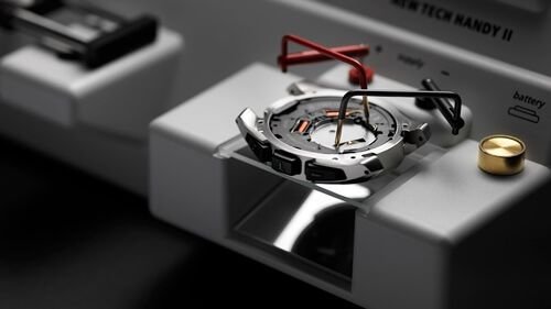 關鍵字:#石英機芯(Quartz)最初的手錶由機械零件所組成。但後來科學家發現,只要透過電池電力驅動石英震盪器,就可以讓手錶指示時間,省卻上發條的動作與結構。石英錶雖然沒有巧奪天工的精細零件,但最大的好處在每天僅有0.2秒的時間誤差(瑞士天文台認證的機械機芯的每日誤差在-4/+6秒之間)。如果品牌有其歷史淵源,在外型的設計有其巧思、獨到之處,那麼一只石英錶未必不能與機械錶相提並論,差別就在:你選擇用什麼樣的角度去面對它了。
